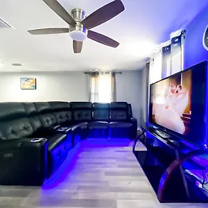 Modern, Spacious, Comfy, Queen Beds, Backyard Holiday home