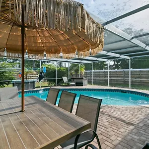 Spacious Modern House. Private Heated Pool And Holiday home